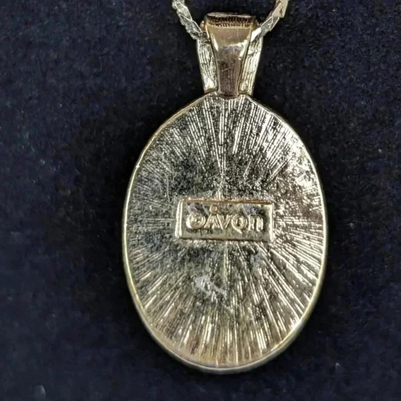 (2/$20) Vintage Avon Pearl Pendant Necklace - Picture 5 of 7